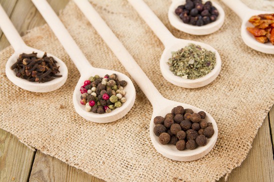 Especias Enteras y Molidas